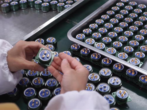 导致电连接器具有金属镀层原因有哪些？